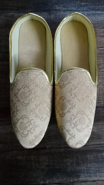 Off White Brocade Mojari Shoes for Men main image 1