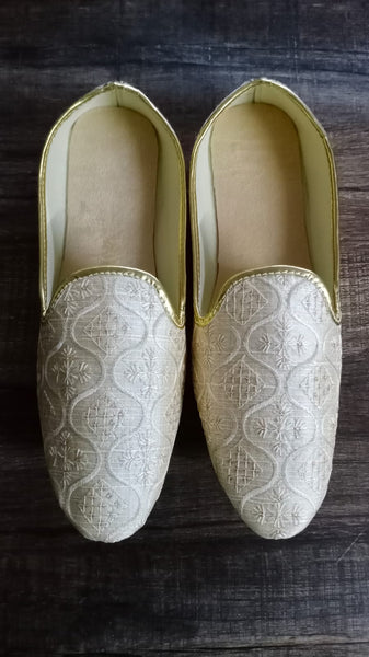 Off White Brocade Mojari Shoes for Men Dn-17 main image 0
