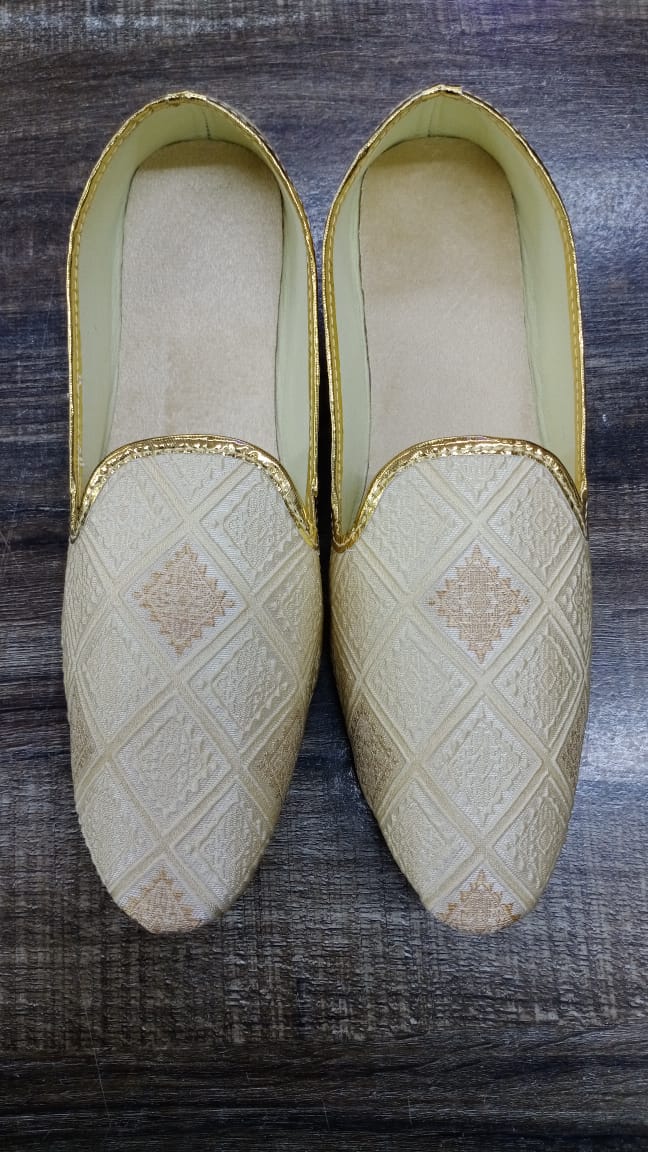 Cream Embroidered Mojari Shoes for Men Dn0-1009